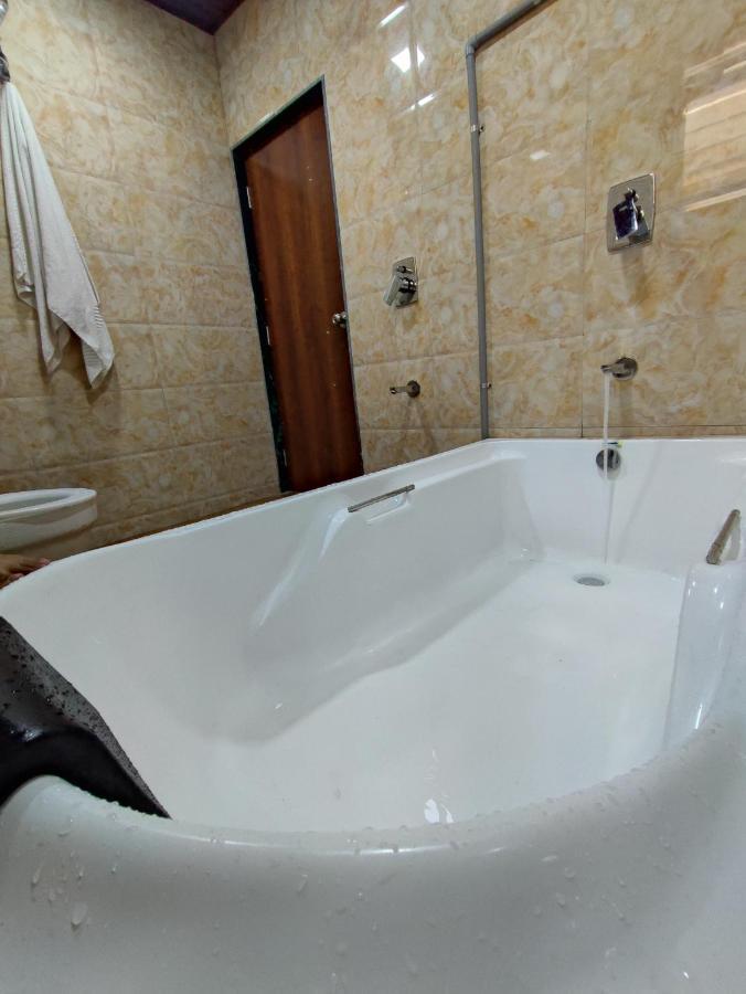 Hotel Starlit ナビムンバイ エクステリア 写真